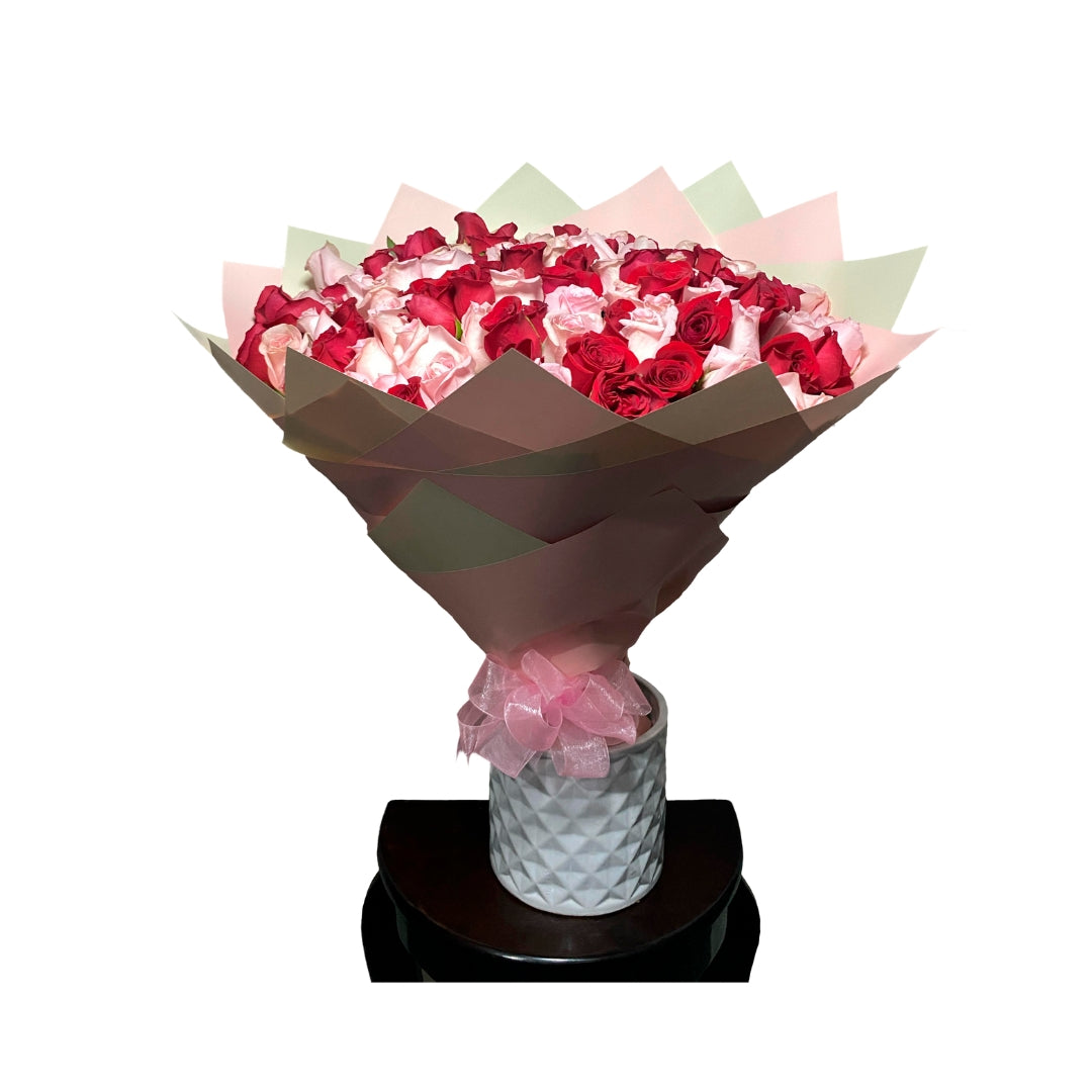 Ramo combinado de 100 rosas rojas y rosas