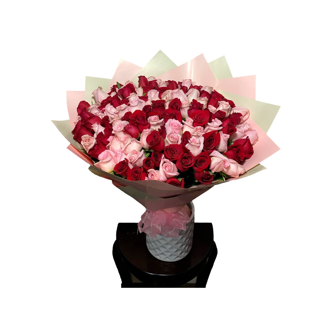 Ramo combinado de 100 rosas rojas y rosas