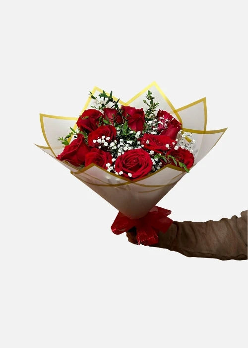 Ramo de 24 rosas rojas con flor nube envueltos en papel coreano negro