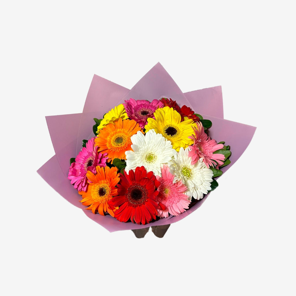 Ramo de 12 gerberas en distintos colores con papel lila y moño lila