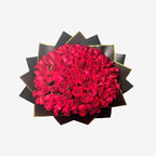 Ramo de 100 rosas rojas con papel negro