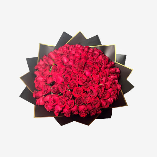 Ramo de 100 rosas rojas con papel negro