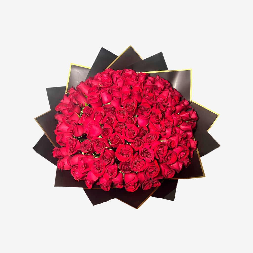 Ramo de 100 rosas rojas con papel negro