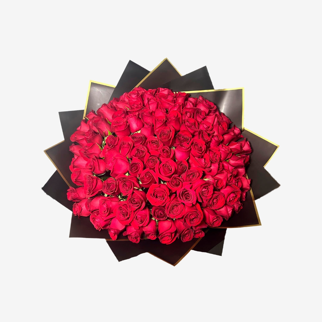 Ramo de 100 rosas rojas con papel negro