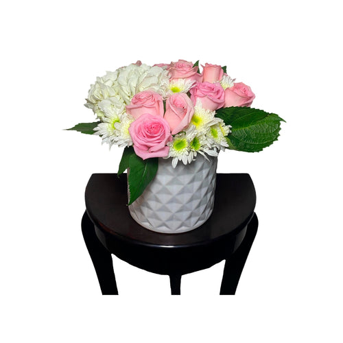 Arreglo de 12 Rosas con Hortensia y Margaritas en Florero