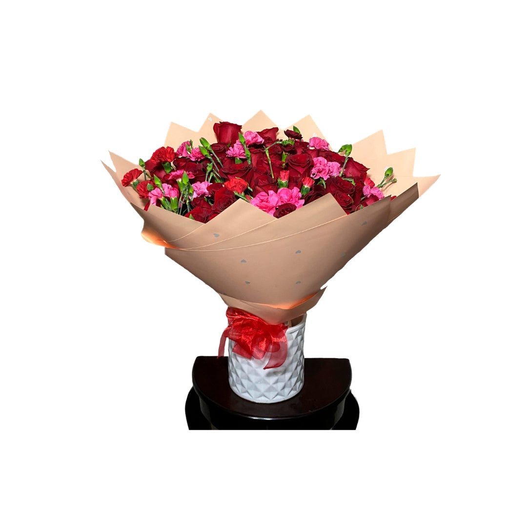Ramo de 50 Rosas Rojas con Clavel