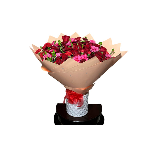 Ramo 50 rosas rojas con complementos