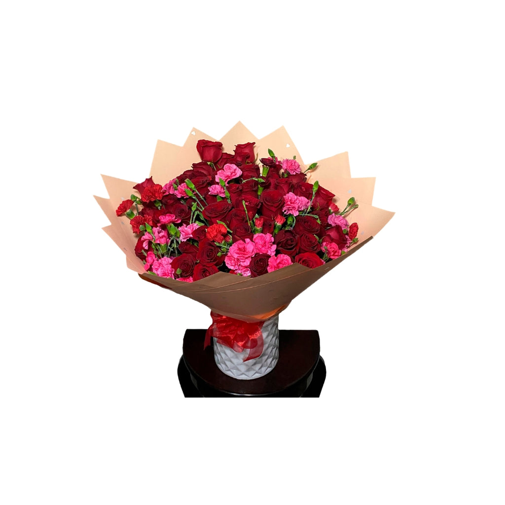Ramo de 50 Rosas Rojas con Clavel