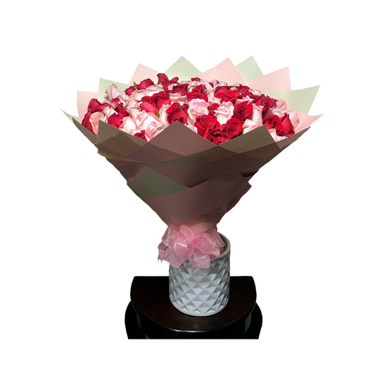 Ramo combinado de 100 rosas rojas y rosas