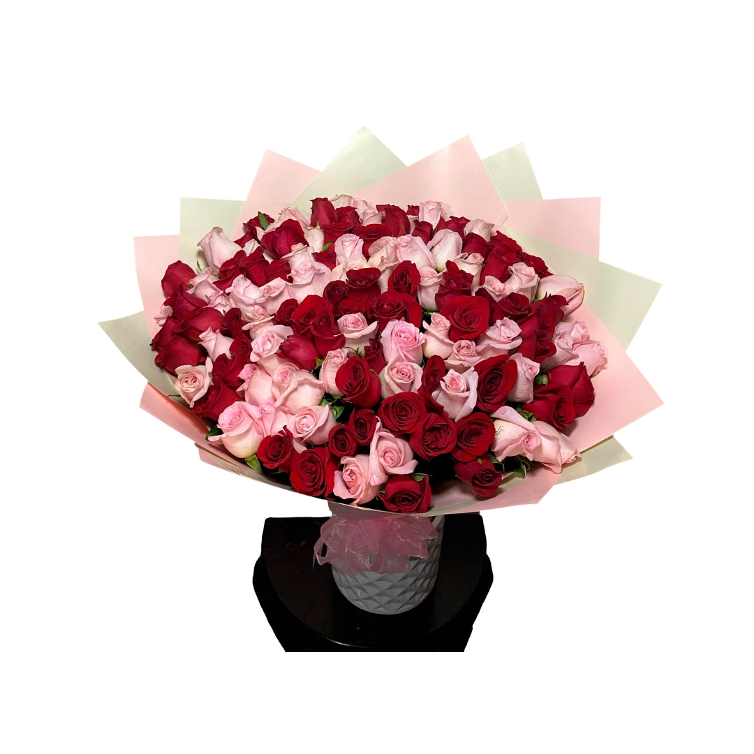 Ramo combinado de 100 rosas rojas y rosas