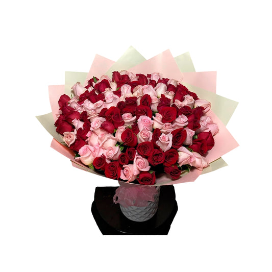 Ramo combinado de 100 rosas rojas y rosas