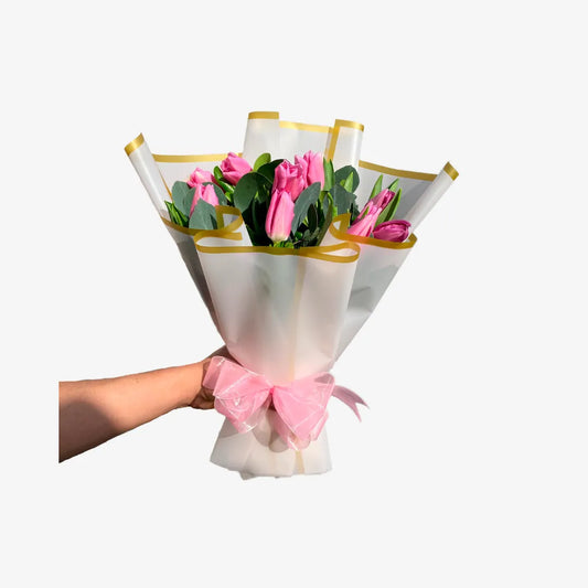 Ramo de 10 tulipanes con follaje envueltos en papel coreano blanco.