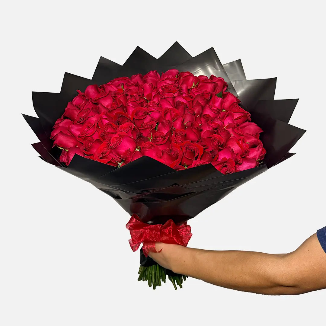 Ramo buchon de 100 rosas rojas envuelto en papel coreano negro
