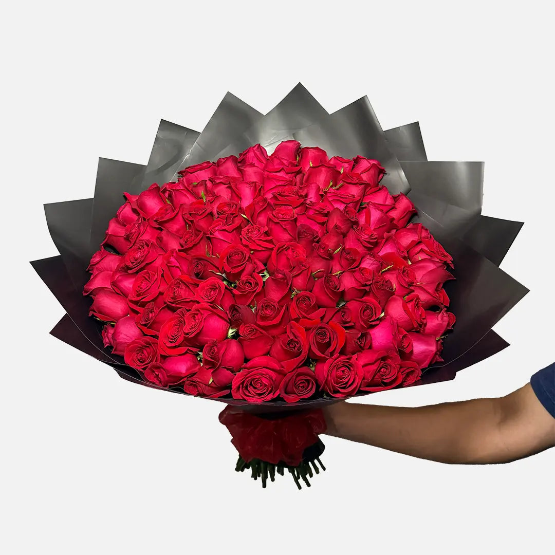 Ramo buchon de 100 rosas rojas envuelto en papel coreano negro