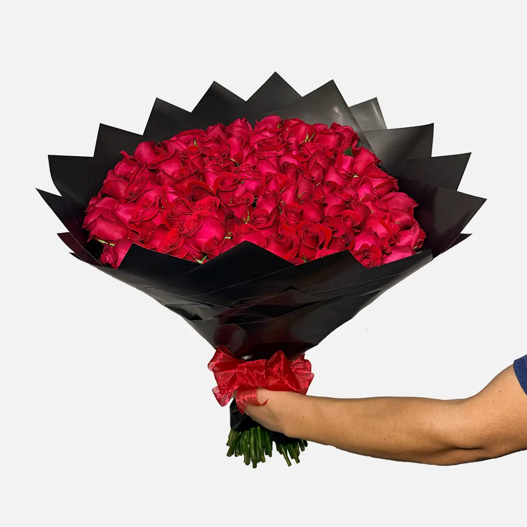 Ramo buchon de 100 rosas rojas envuelto en papel coreano negro