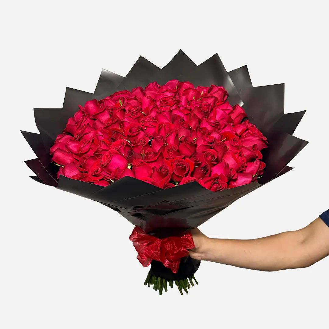 Ramo buchon de 100 rosas rojas envuelto en papel coreano negro