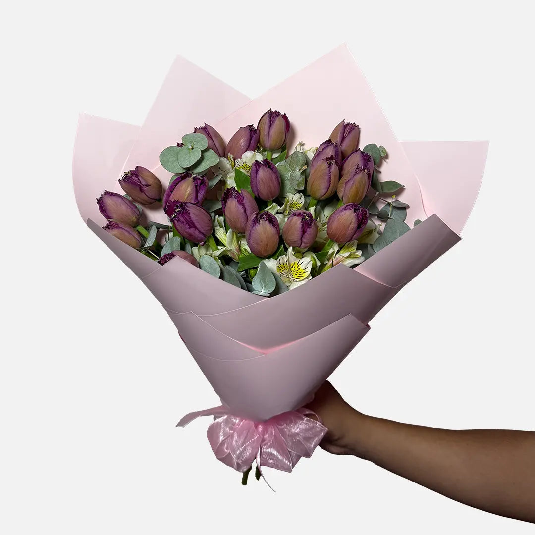 Ramo de 20 tulipanes morados envueltos en papel coreano rosa.