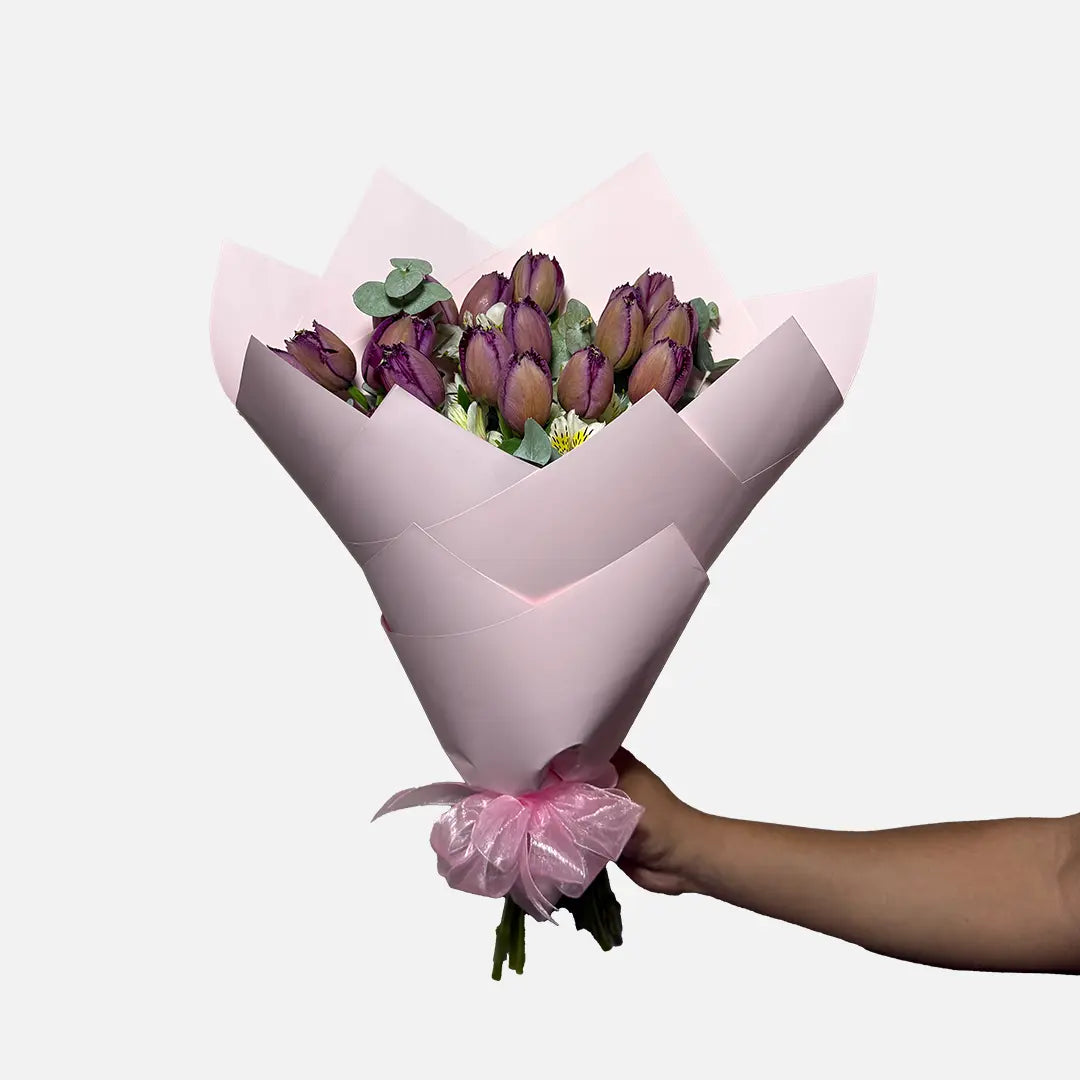 Ramo de 20 tulipanes morados envueltos en papel coreano rosa.
