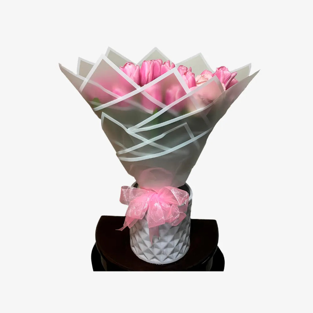 Ramo de 20 tulipanes rosas con 12 rosas rosas envueltos en papel coreano blanco