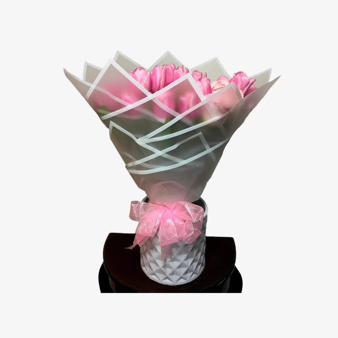 Ramo de 20 tulipanes rosas con 12 rosas rosas envueltos en papel coreano blanco