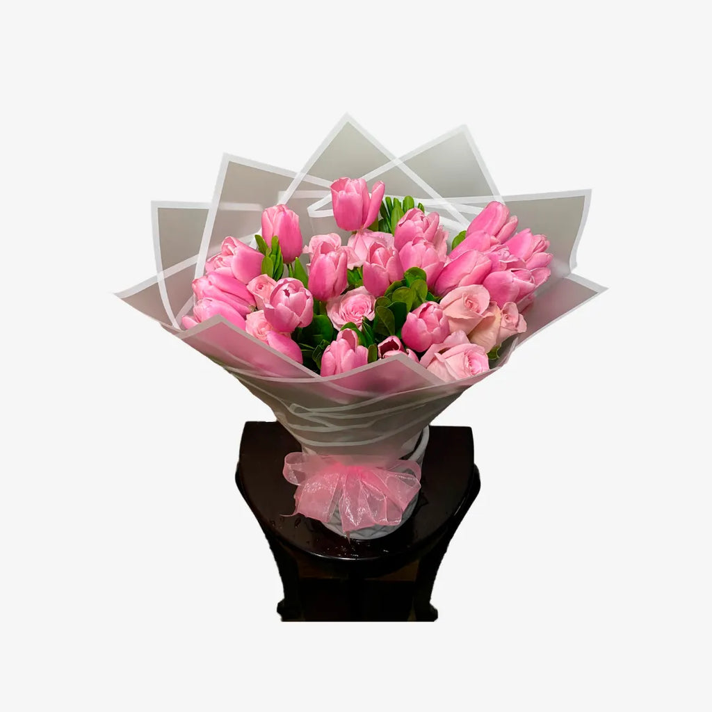 Ramo de 20 tulipanes rosas con 12 rosas rosas envueltos en papel coreano blanco
