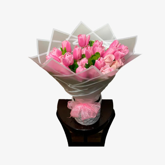 Ramo de 20 tulipanes rosas con 12 rosas rosas envueltos en papel coreano blanco