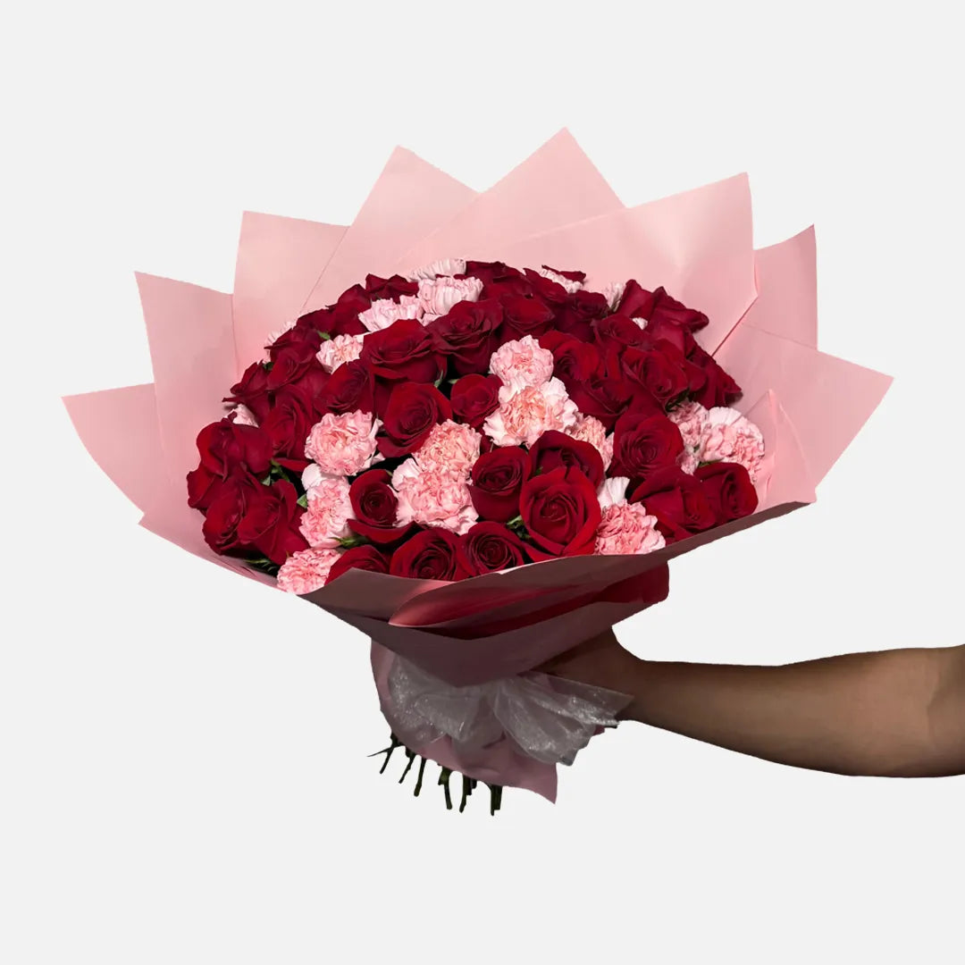 Ramo de 50 Rosas Rojas con Clavel