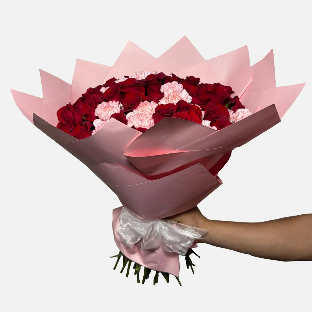 Ramo de 50 Rosas Rojas con Clavel