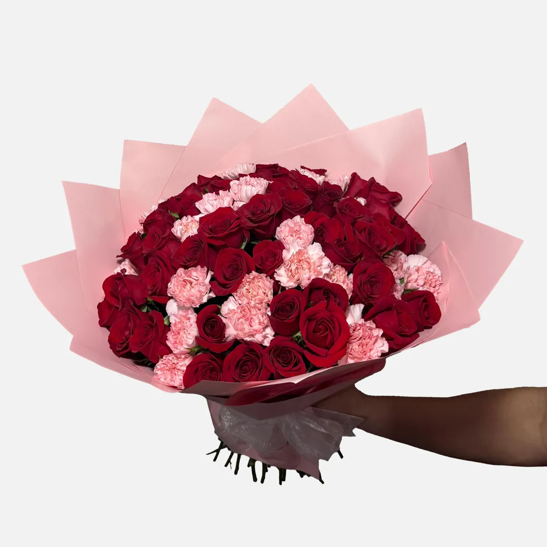 Ramo de 50 Rosas Rojas con Clavel