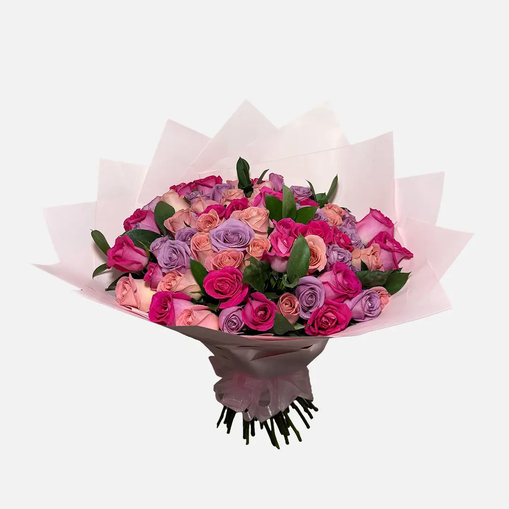 Ramo de 50 rosas mixto en colores rosa, lila y fiusha con follaje.