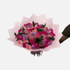 Ramo de 50 rosas mixto en colores rosa, lila y fiusha con follaje.
