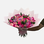 Ramo de 50 rosas mixto en colores rosa, lila y fiusha con follaje.