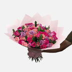 Ramo de 50 rosas mixto en colores rosa, lila y fiusha con follaje.