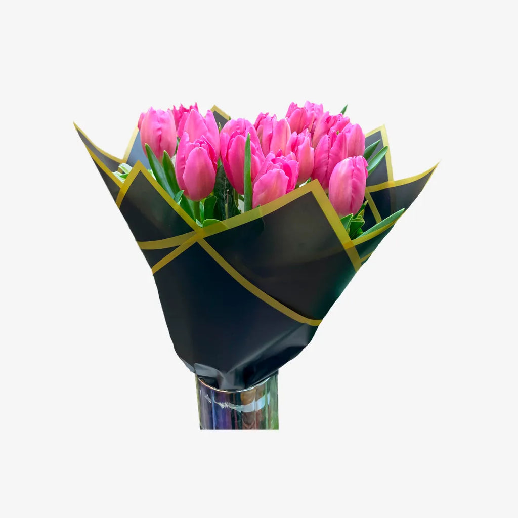 Ramo de 20 hermosos tulipanes color rosa envuletos en papel coreano negro.