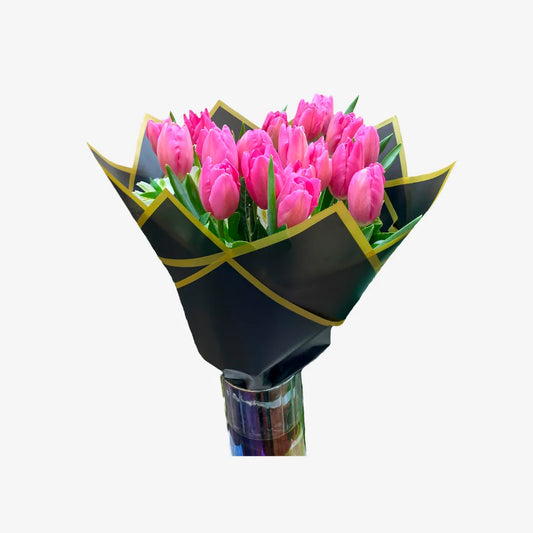 Ramo de 20 hermosos tulipanes color rosa envuletos en papel coreano negro.