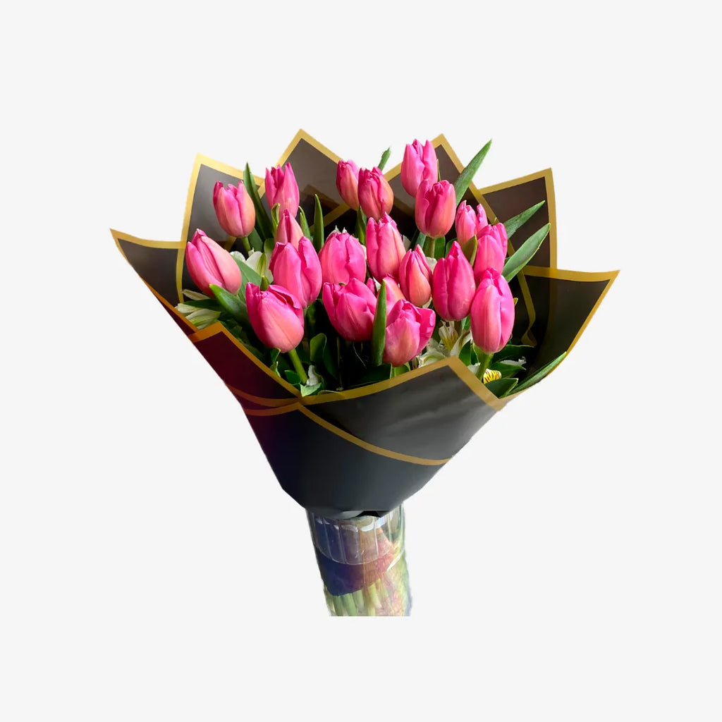Ramo de 20 hermosos tulipanes color rosa envuletos en papel coreano negro.
